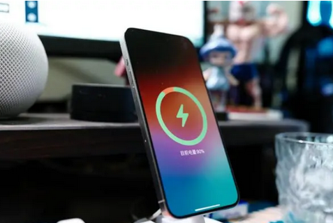 城口苹果15换屏服务分享用什么充电器给iPhone15充电更好 
